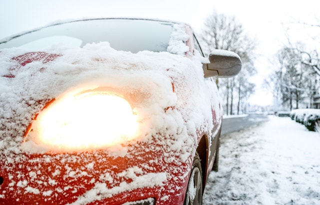 Auto in de sneeuw