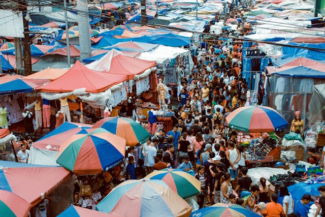 Drukke markt op straat