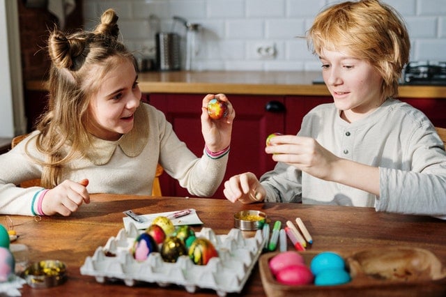 Kinderen die eieren versieren