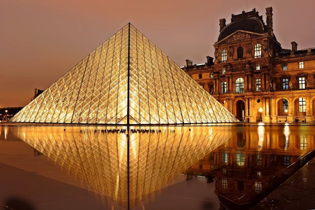 Louvre in de avond