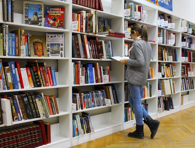 Meisje in bibliotheek