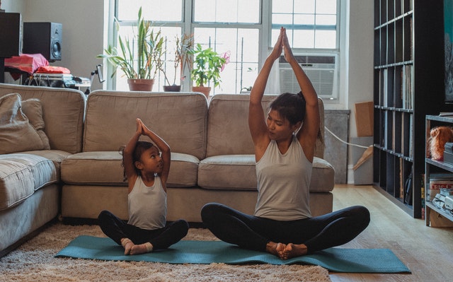 Moeder en kind op yogamat