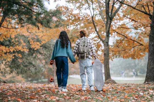 Twee tieners in een park