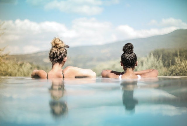 Twee vrouwen in het water