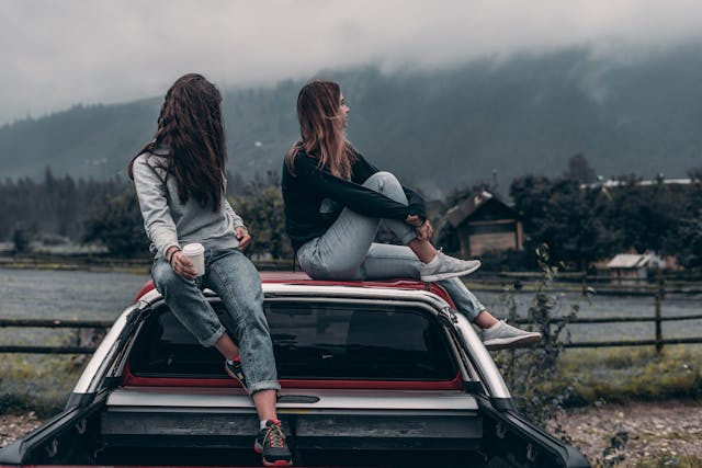 Twee vrouwen op een auto