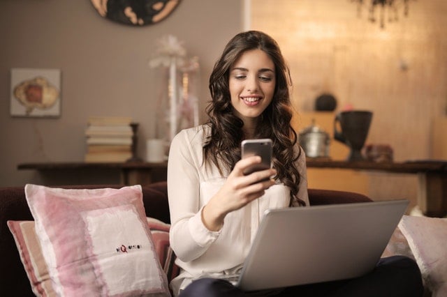 Vrouw achter laptop