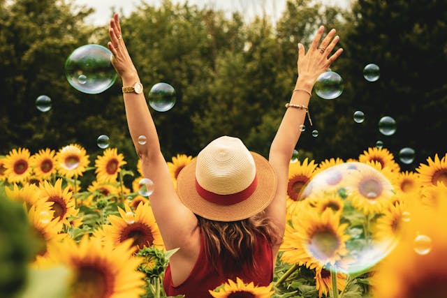 Vrouw tussen zonnebloemen